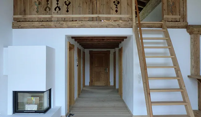 aufstiegsleitergalerieinaltholzmitfeuerstaetteweingaertner.jpg
