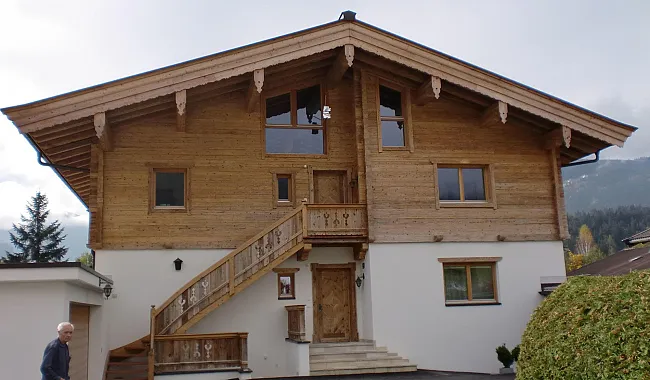hauszugangmitgewendelterfreitreppeinlaercheundsonnenverbrannterbruestungweingaertner.jpg